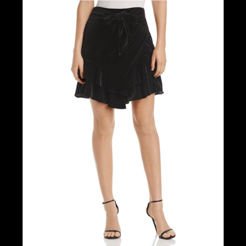 AQUA NWOT BLACK VELVET TIE-WAIST SKIRT MEDIUM